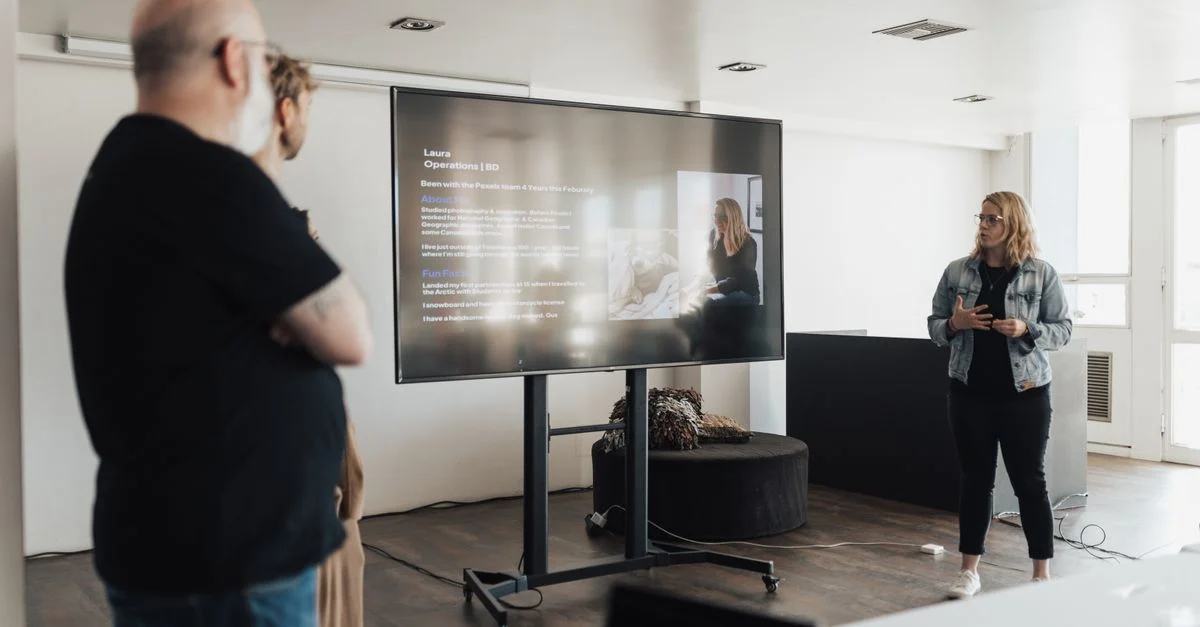 Équipe commerciale engagée dans une présentation d'entreprise dans un espace de bureau moderne.