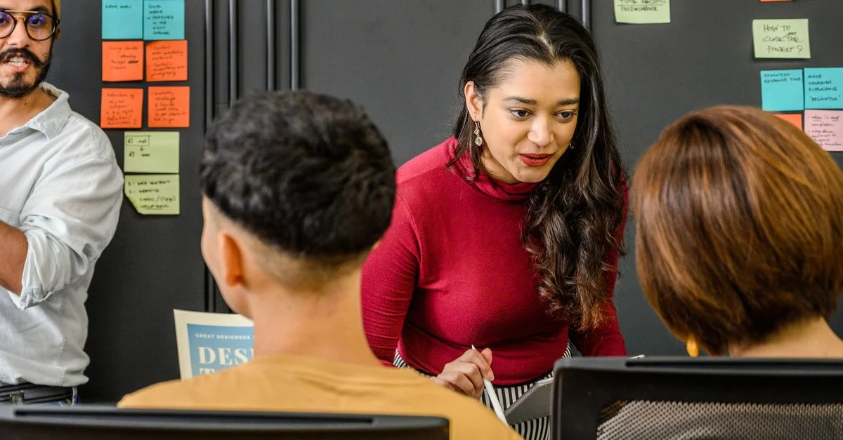 Jeunes professionnels engagés dans une réunion d'équipe dynamique avec un brainstorming créatif.
