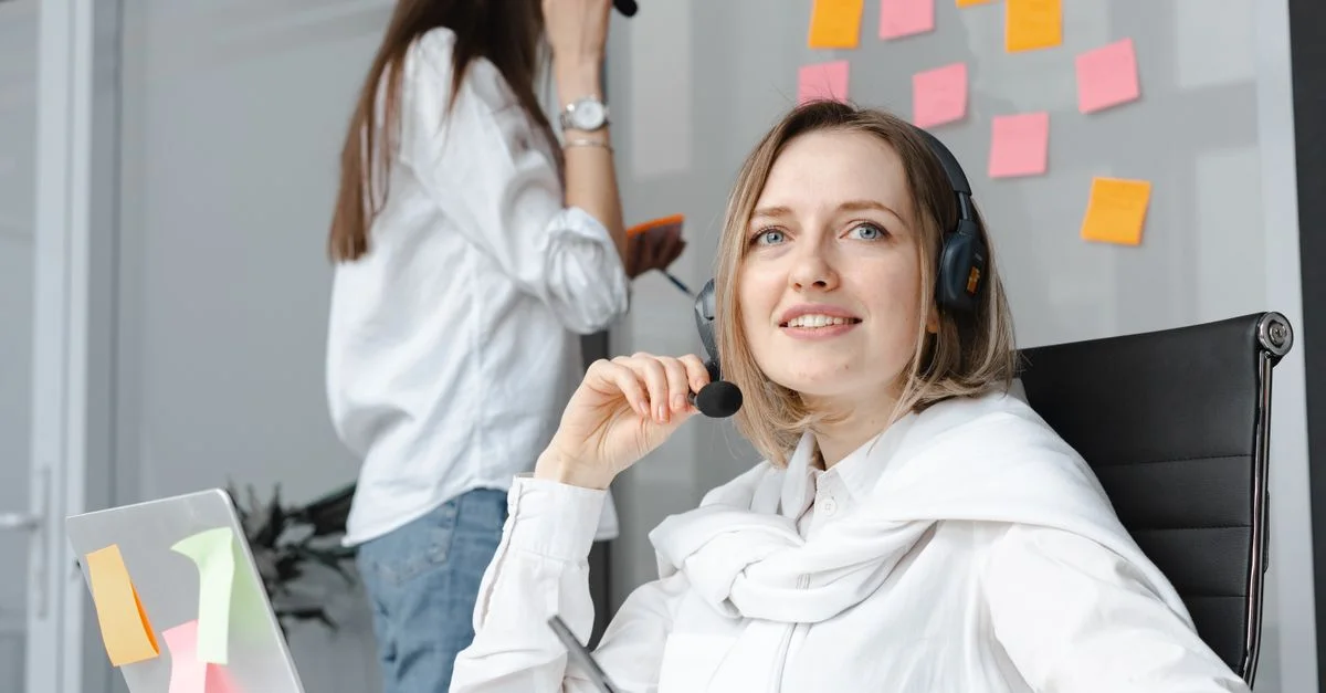 Deux femmes dans un bureau de centre d'appels professionnel travaillant et communiquant avec des clients.
