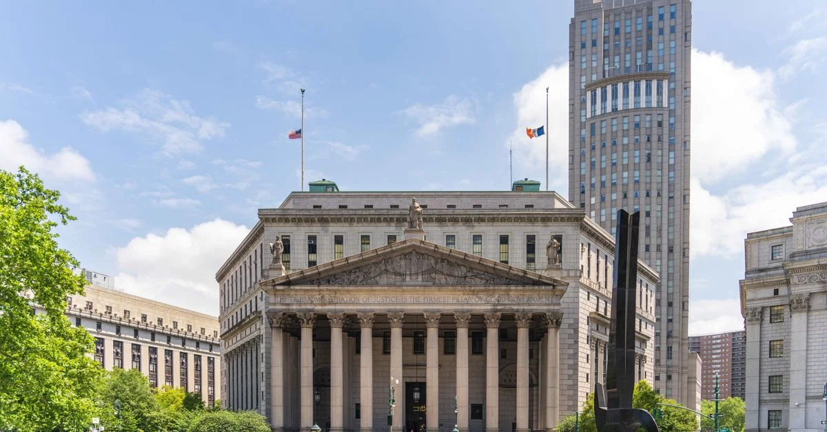 Vue du palais de justice historique du comté de New York avec un ciel dégagé et une vue sur la ville.