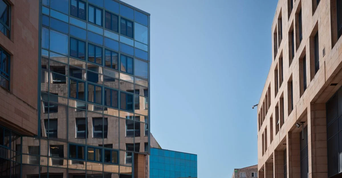 Immeubles de bureaux modernes se faisant écho à Toulon, en France, photographiés par temps clair.